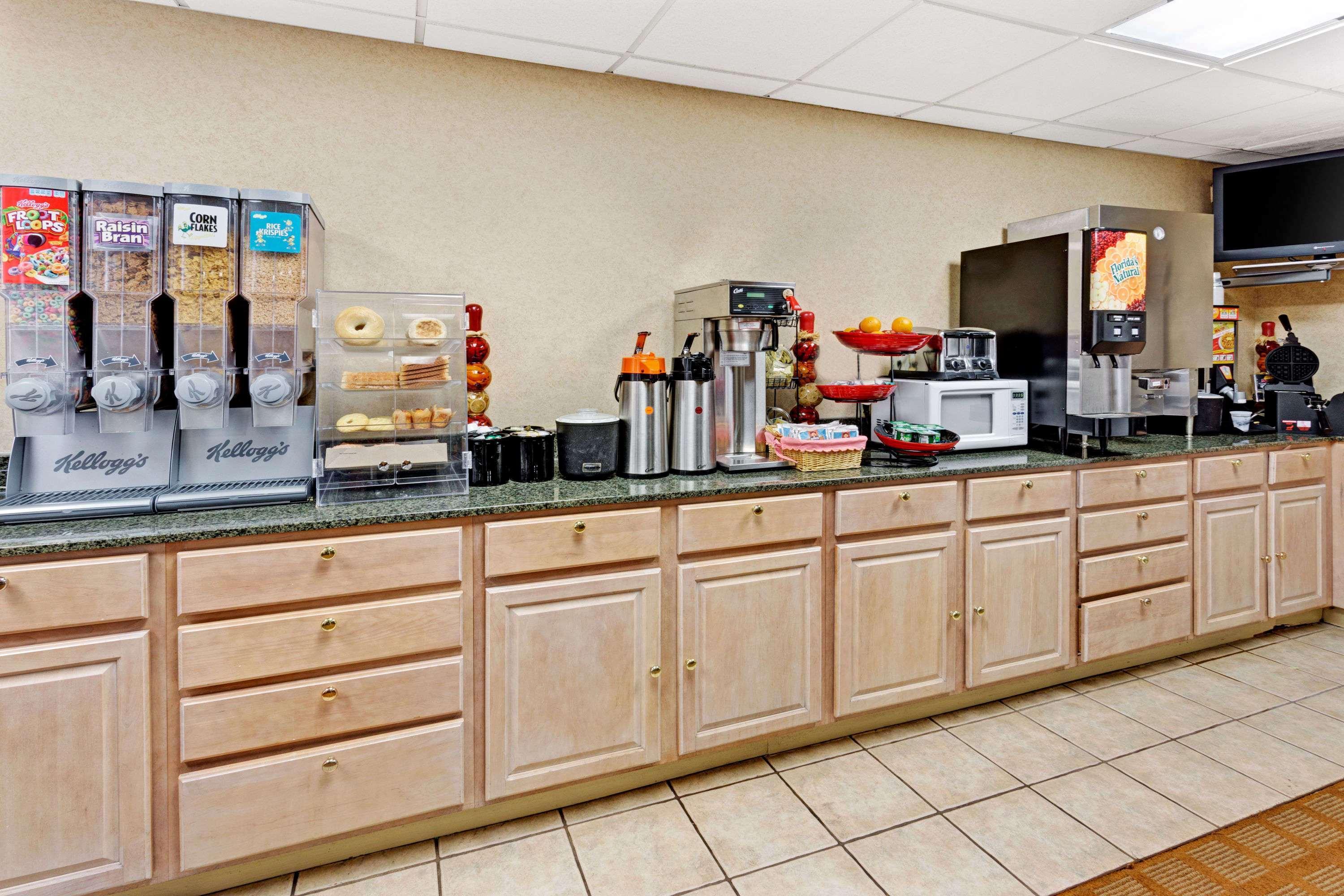 Ramada By Wyndham Baltimore West Bagian luar foto